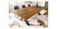 Table CHRIS – Bois de pin recyclé verni et métal noir – 240 cm – Style industriel
