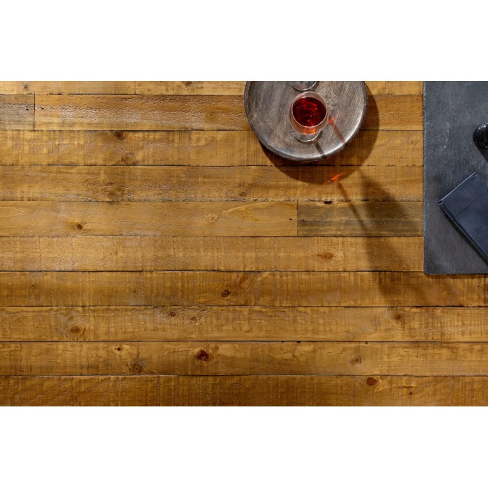 Zoom sur la texture de la table CAVARA en bois de pin avec pieds en X 240cm