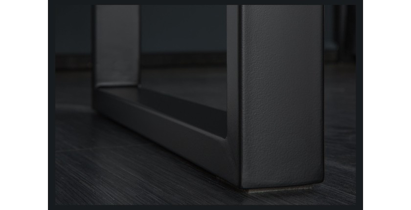 Zoom sur l'un des pieds en U de la table ARKAYA bois d'acacia 160cm