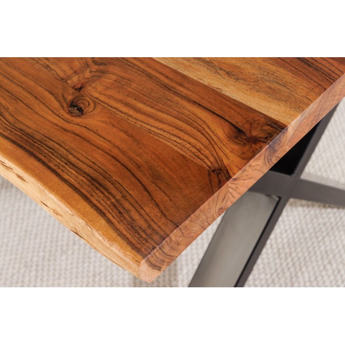 Zoom sur le coin de la table ARKAYA en bois d'acacia pieds en X 160cm
