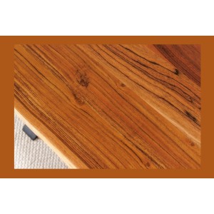 Zoom sur le plateau de la table ARKAYA en bois d'acacia avec pieds en X 160cm