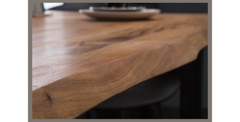 Zoom sur la tranche du plateau de la table ARKAYA en bois d'acacia 160cm