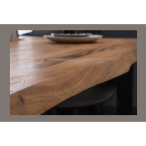 Zoom sur la tranche du plateau de la table ARKAYA en bois d'acacia 160cm
