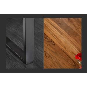 Zoom sur les détails de la table ARKAYA en bois d'acacia 180cm