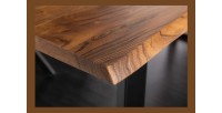 Zoom sur un coin de la table ARKAYA en bois d'acacia 180cm