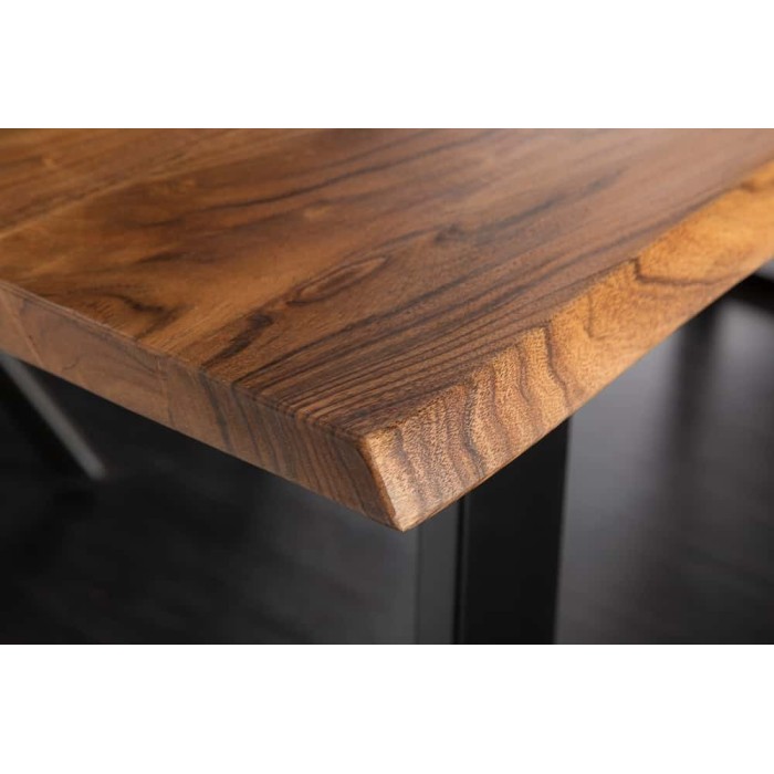 Zoom sur un coin de la table ARKAYA en bois d'acacia 180cm
