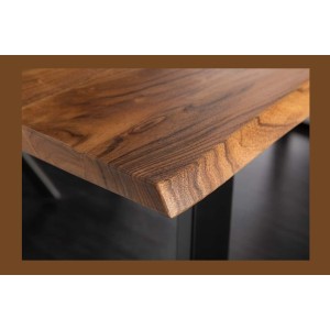 Zoom sur un coin de la table ARKAYA en bois d'acacia 180cm