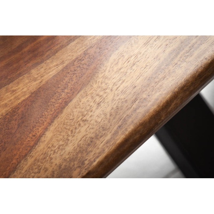 Zoom sur le plateau de la table rectangulaire SOLARA en bois de Sheesham