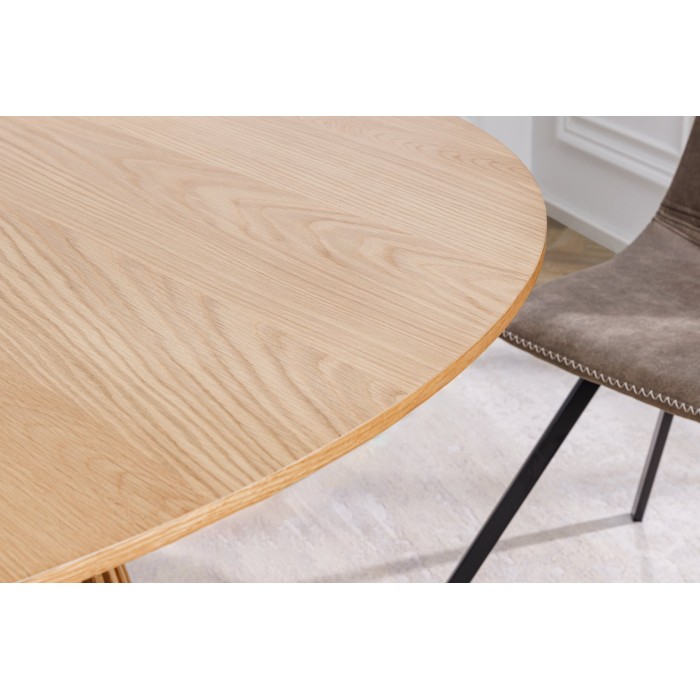Zoom sur le plateau de la table ronde KANOVA en bois clair 140cm