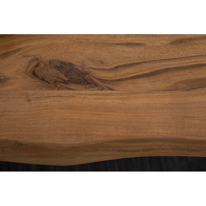 Zoom sur le plateau de la table ARKAYA en bois d'acacia 140cm