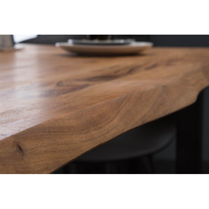 Zoom sur la tranche de la table ARKAYA en bois d'acacia 140cm