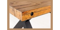 Zoom sur le coin de la table CAVARA en bois de pin 300cm avec pieds en X