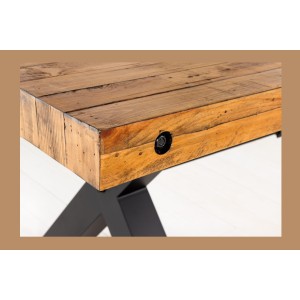 Zoom sur le coin de la table CAVARA en bois de pin 300cm avec pieds en X