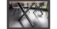 Zoom sur les pieds de la table ARKAYA en bois d'acacia 180cm avec pieds en X