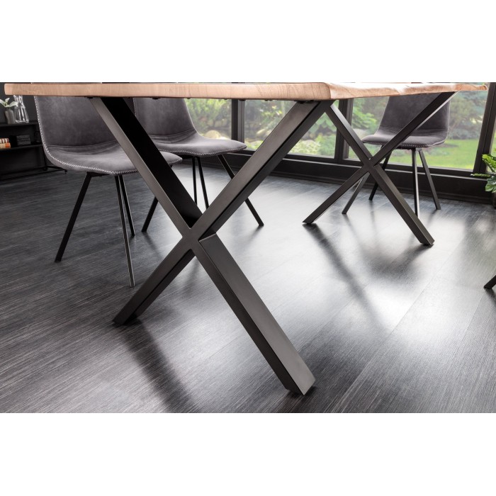 Zoom sur les pieds de la table ARKAYA en bois d'acacia 180cm avec pieds en X