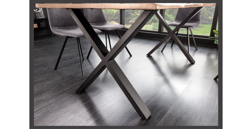 Zoom sur les pieds de la table ARKAYA en bois d'acacia 180cm avec pieds en X