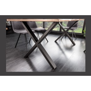 Zoom sur les pieds de la table ARKAYA en bois d'acacia 180cm avec pieds en X