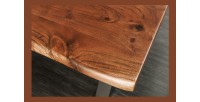 Zoom sur le plateau de la table ARKAYA 180cm en bois d'acacia avec pieds en X