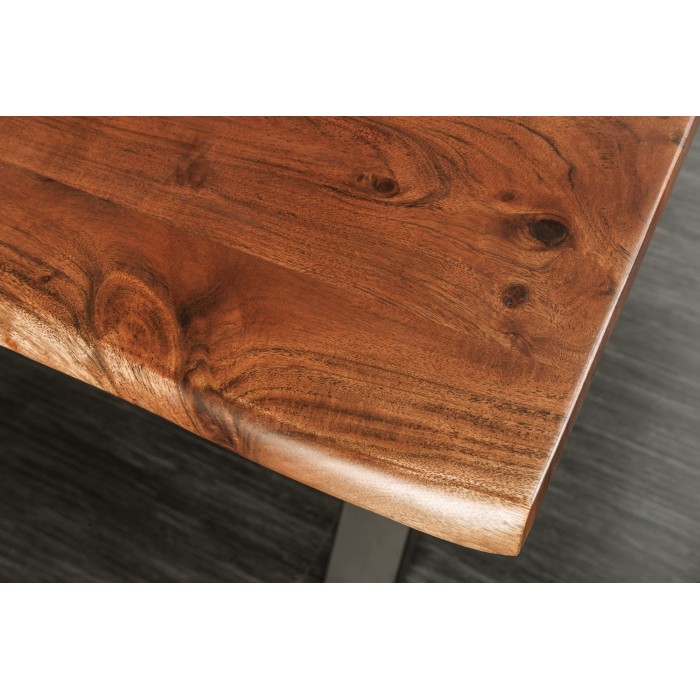 Zoom sur le plateau de la table ARKAYA 180cm en bois d'acacia avec pieds en X