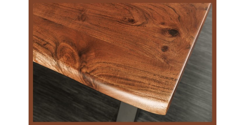 Zoom sur le plateau de la table ARKAYA 180cm en bois d'acacia avec pieds en X