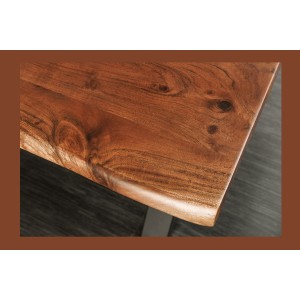 Zoom sur le plateau de la table ARKAYA 180cm en bois d'acacia avec pieds en X