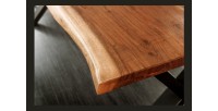 Zoom sur le coin de la table ARKAYA 180cm en bois d'acacia avec pieds en X