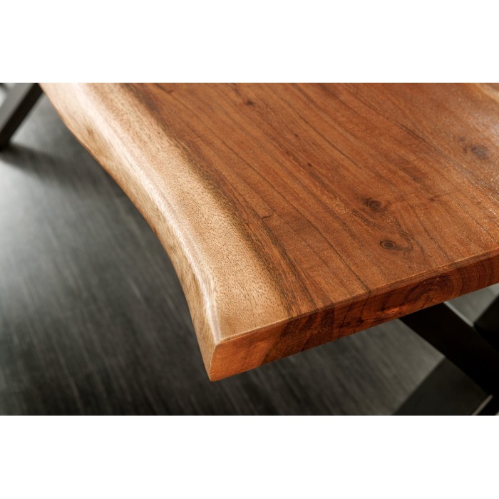 Zoom sur le coin de la table ARKAYA 180cm en bois d'acacia avec pieds en X