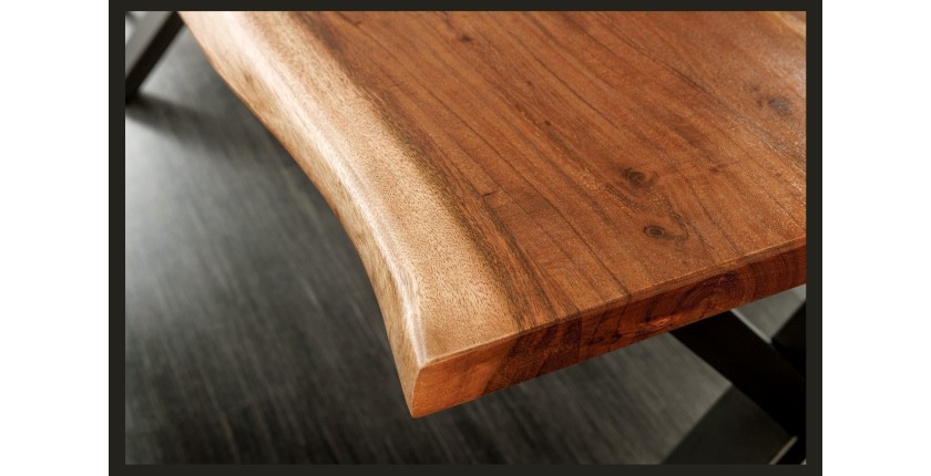 Zoom sur le coin de la table ARKAYA 180cm en bois d'acacia avec pieds en X