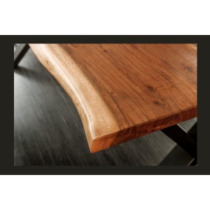 Zoom sur le coin de la table ARKAYA 180cm en bois d'acacia avec pieds en X