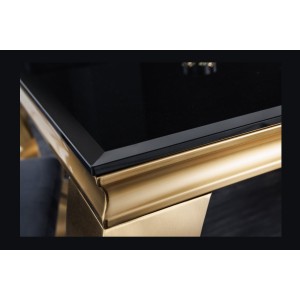 Zoom sur le coin de la table VELENA dorée 200cm