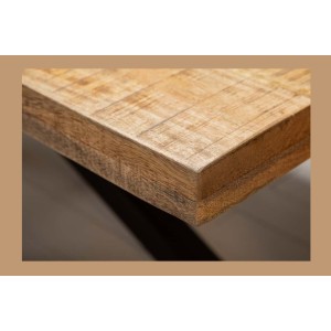 Zoom sur le coin de la table SOLARA en bois de manguier 160cm