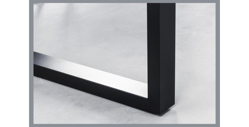 Zoom sur l'un des pieds en U de la table NALKO en bois d'acacia 160cm