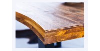 Zoom sur la tranche de la table NALKO en bois d'acacia 160cm