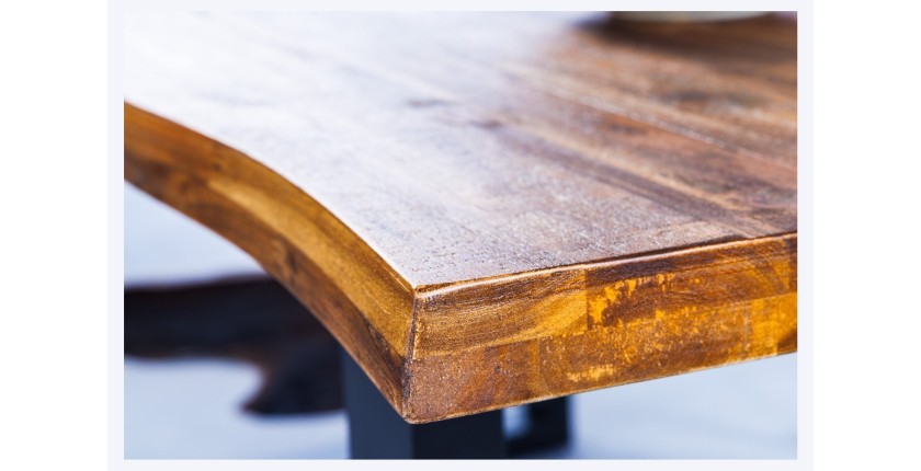 Zoom sur la tranche de la table NALKO en bois d'acacia 160cm