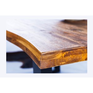 Zoom sur la tranche de la table NALKO en bois d'acacia 160cm