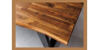 Zoom sur le coin de la table NALKO en bois d'acacia 160cm