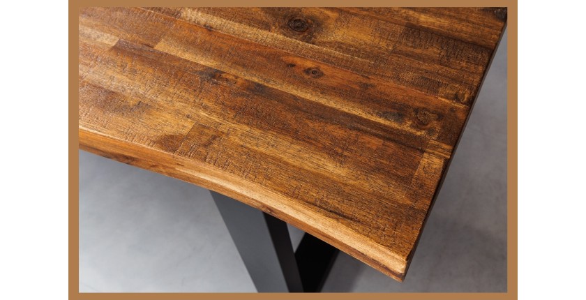 Zoom sur le coin de la table NALKO en bois d'acacia 160cm
