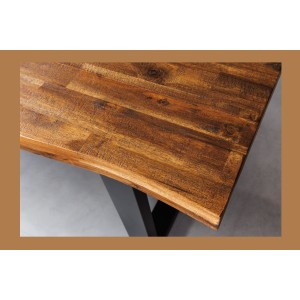 Zoom sur le coin de la table NALKO en bois d'acacia 160cm
