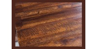 Zoom sur la texture du plateau de la table NALKO en bois d'acacia 160cm
