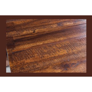 Zoom sur la texture du plateau de la table NALKO en bois d'acacia 160cm