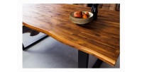 Zoom sur le plateau de la table NALKO en bois d'acacia 160cm