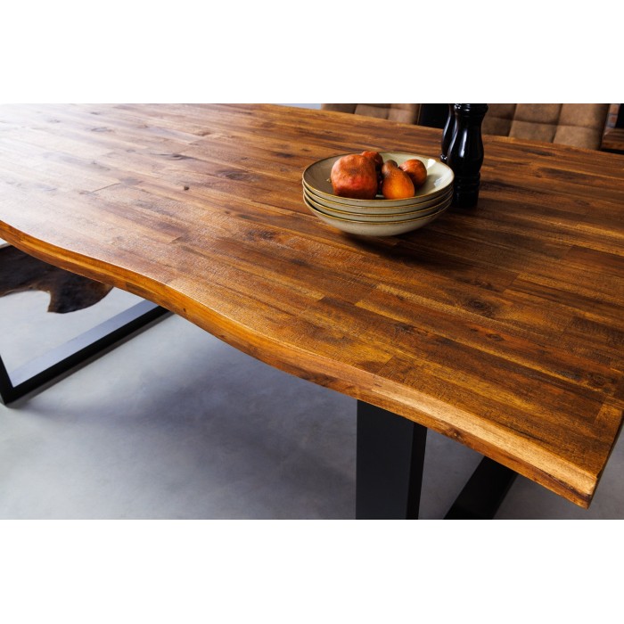 Zoom sur le plateau de la table NALKO en bois d'acacia 160cm