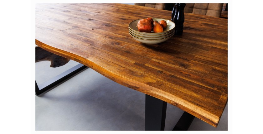 Zoom sur le plateau de la table NALKO en bois d'acacia 160cm