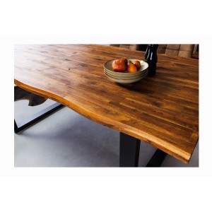 Zoom sur le plateau de la table NALKO en bois d'acacia 160cm