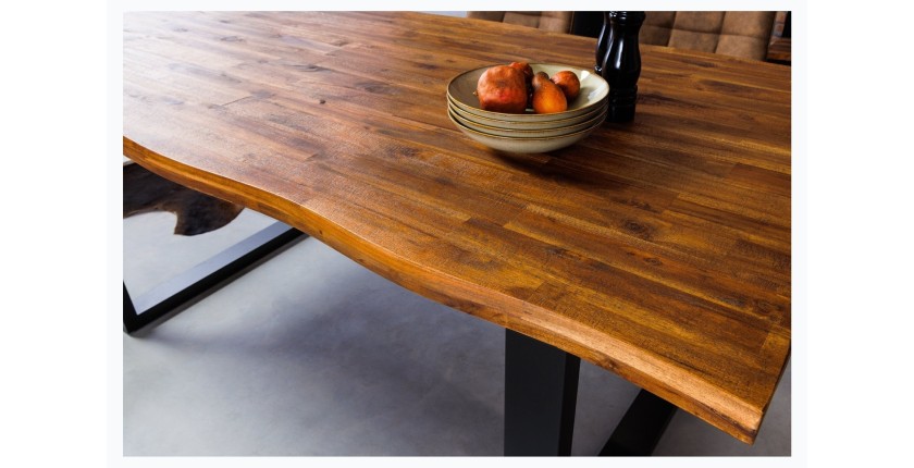 Zoom sur le plateau de la table NALKO en bois d'acacia 200cm