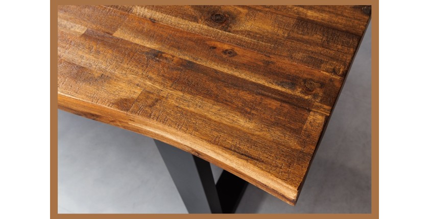 Zoom sur le coin de la table NALKO en bois d'acacia 200cm