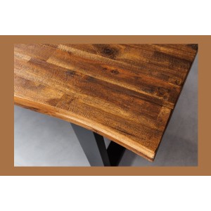Zoom sur le coin de la table NALKO en bois d'acacia 200cm