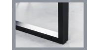 Zoom sur l'un des pieds en U de la table NALKO en bois d'acacia 200cm