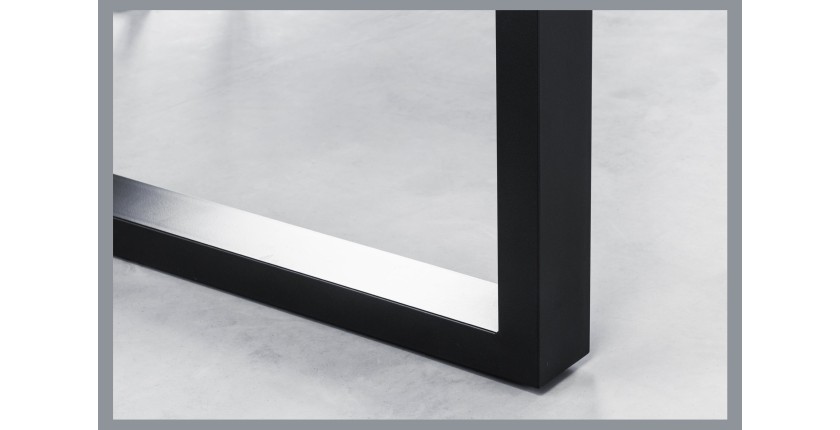 Zoom sur l'un des pieds en U de la table NALKO en bois d'acacia 200cm