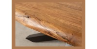 Zoom sur la tranche de la table ARKAYA en bois d'acacia 220cm
